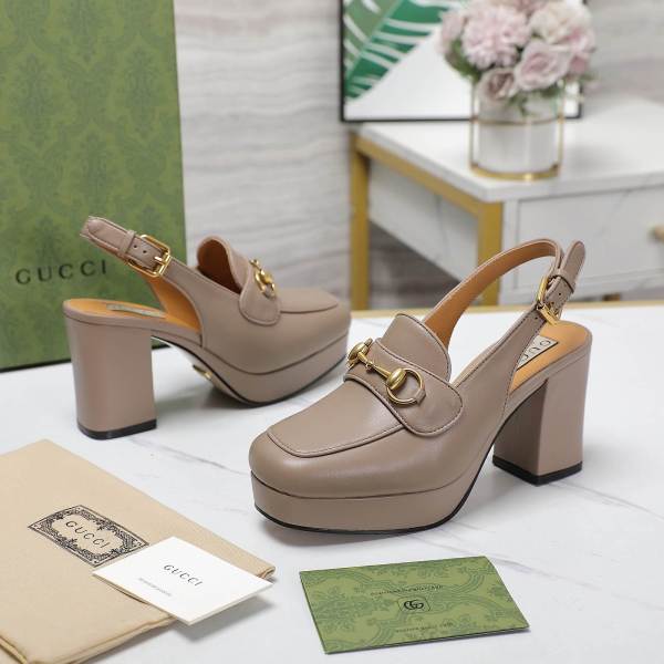 Gucci Horsebit Mid-Heel Slingback Pumps in Beige Leather.