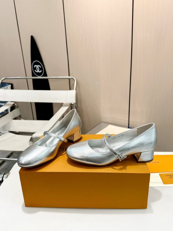 Louis Vuitton Babies Mary Jane Pump in Metallic Silver Leather