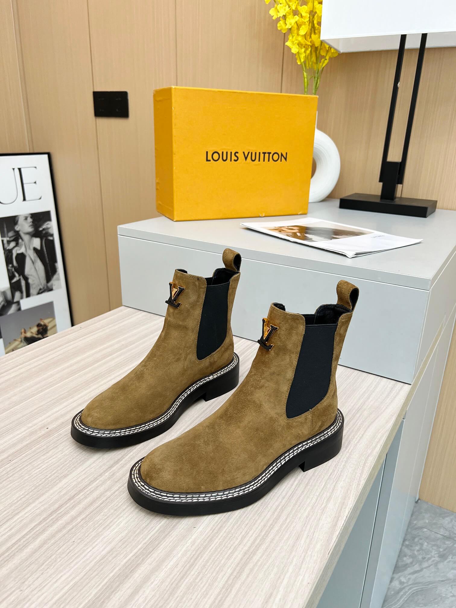 Louis Vuitton Beaubourg Ankle Boot in suede calf leather. - Image 5