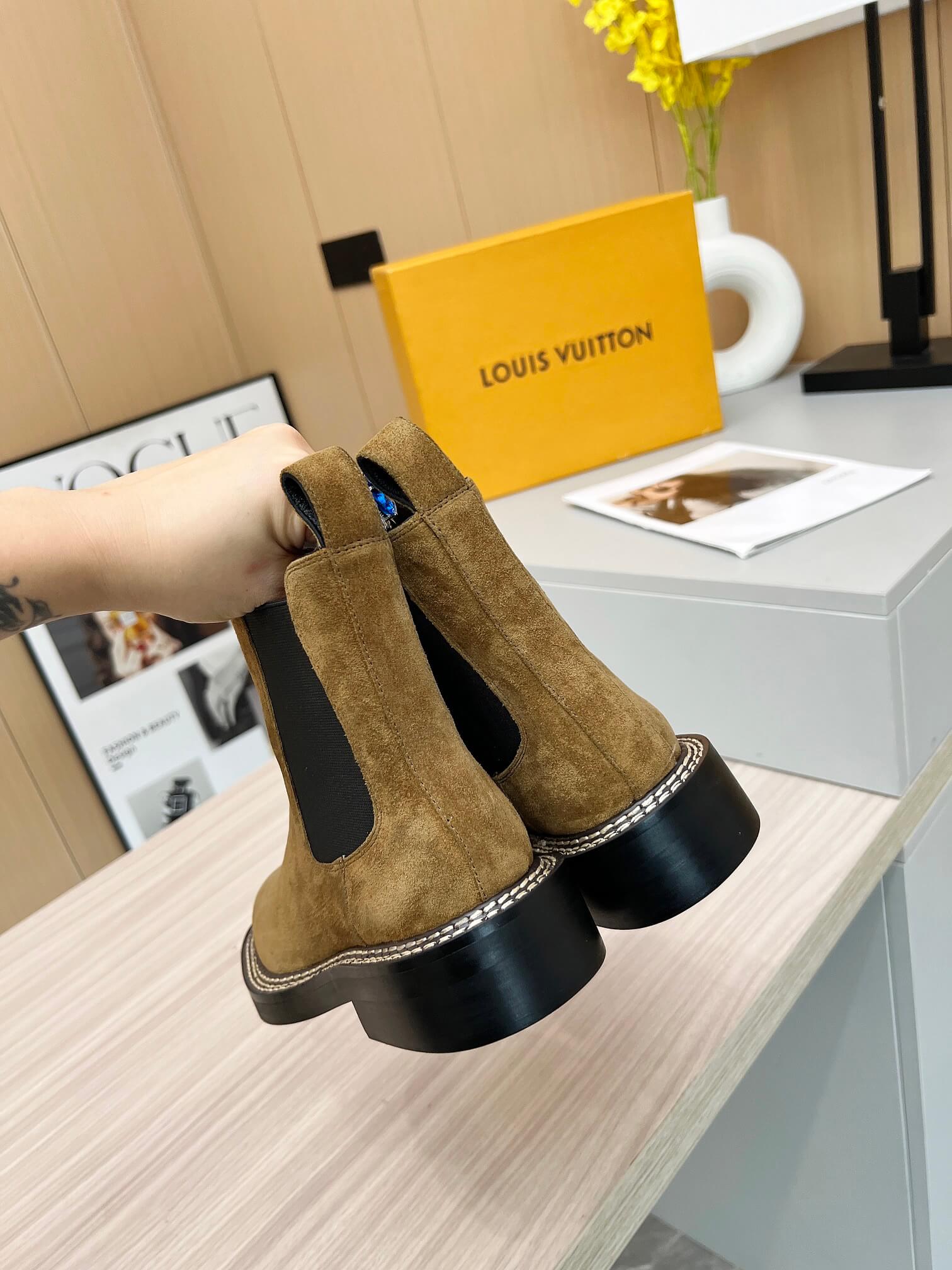 Louis Vuitton Beaubourg Ankle Boot in suede calf leather. - Image 6