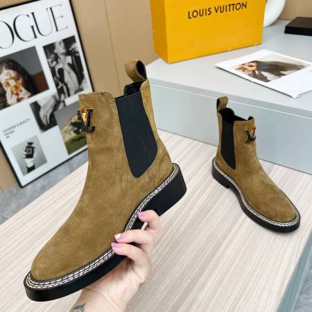 Louis Vuitton Beaubourg Ankle Boot in suede calf leather.