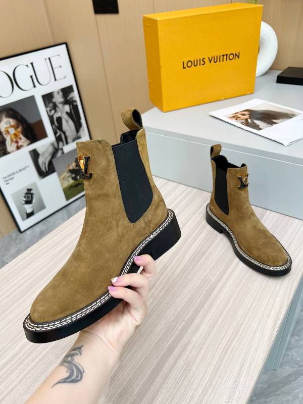 Louis Vuitton Beaubourg Ankle Boot in suede calf leather.