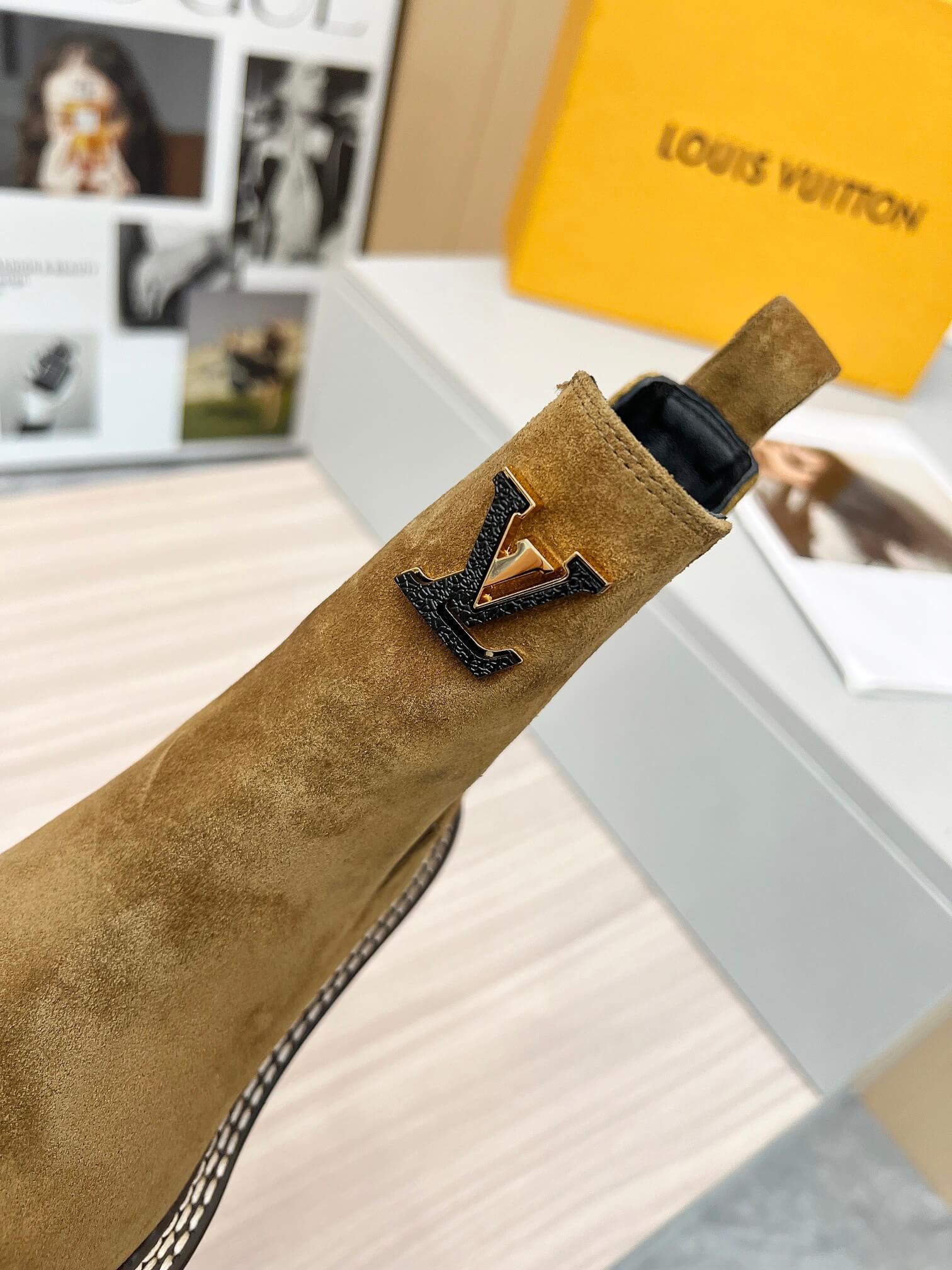 Louis Vuitton Beaubourg Ankle Boot in suede calf leather. - Image 8