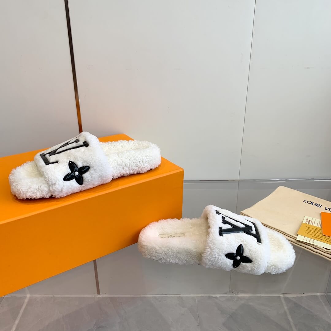Louis Vuitton Cozy Flat Comfort Mule in White Shearling - Image 9