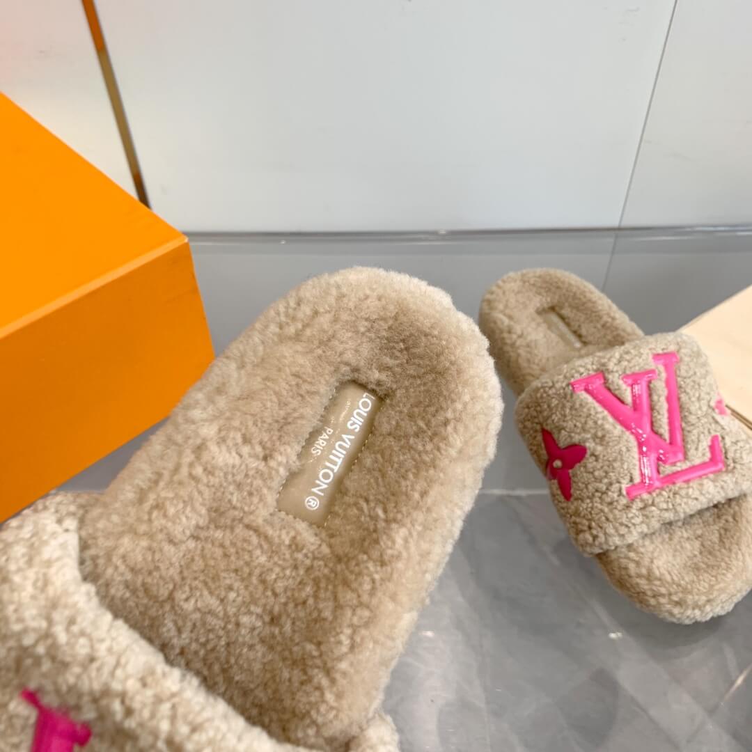 Louis Vuitton Pillow Comfort Flat Mule in Beige Shearling with Pink LV Logo. - Image 4