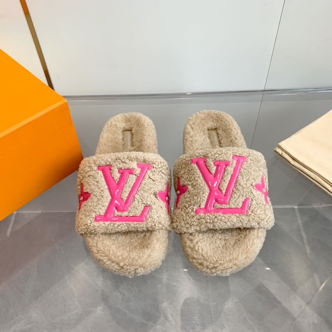 Louis Vuitton Pillow Comfort Flat Mule in Beige Shearling with Pink LV Logo. - Image 6