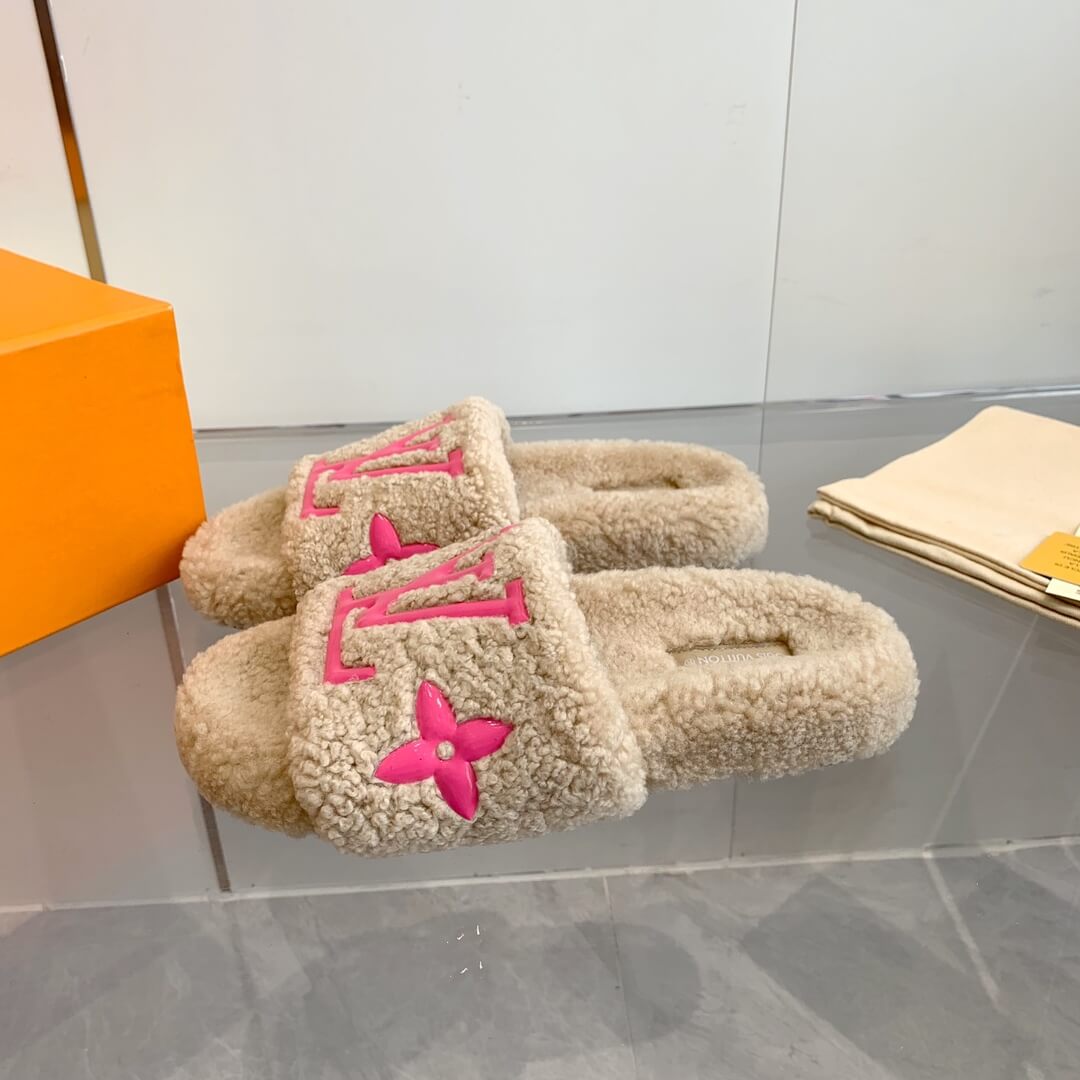 Louis Vuitton Pillow Comfort Flat Mule in Beige Shearling with Pink LV Logo. - Image 2