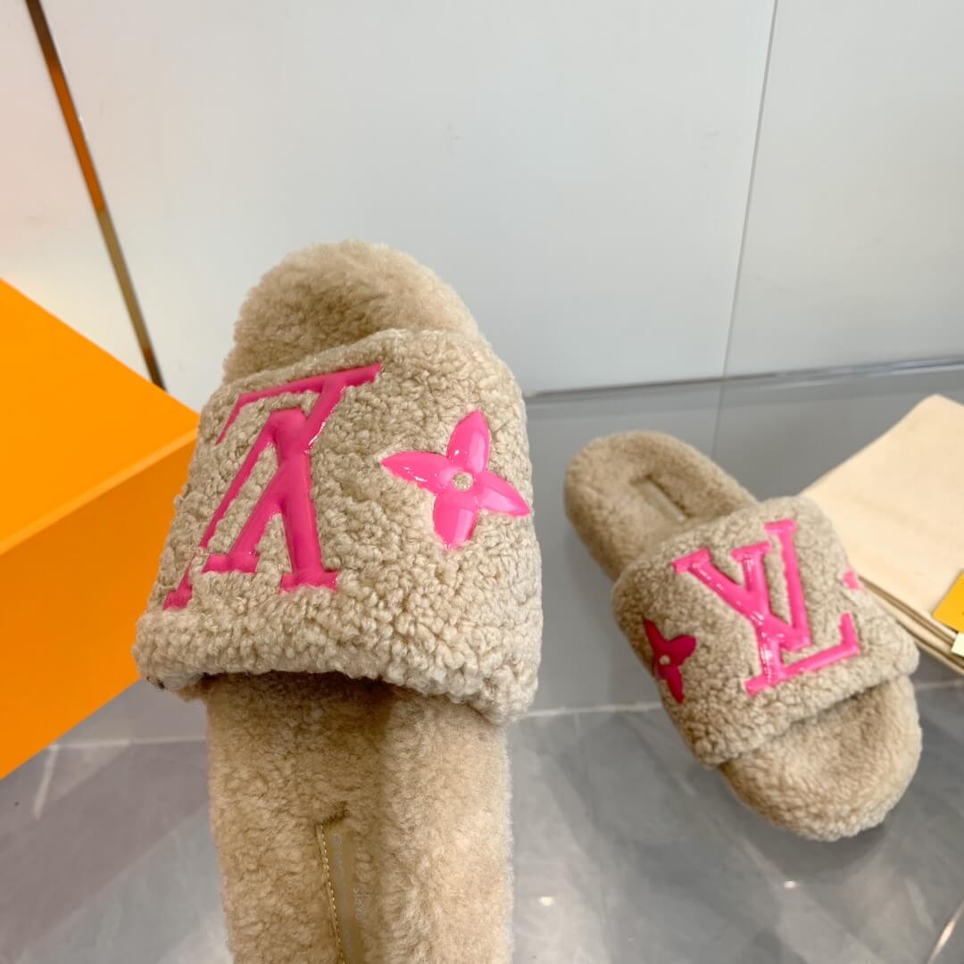 Louis Vuitton Pillow Comfort Flat Mule in Beige Shearling with Pink LV Logo. - Image 5