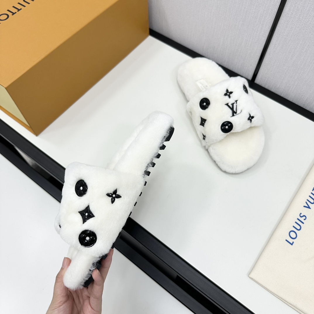 Louis Vuitton Pillow Comfort Slippers in White. - Image 5