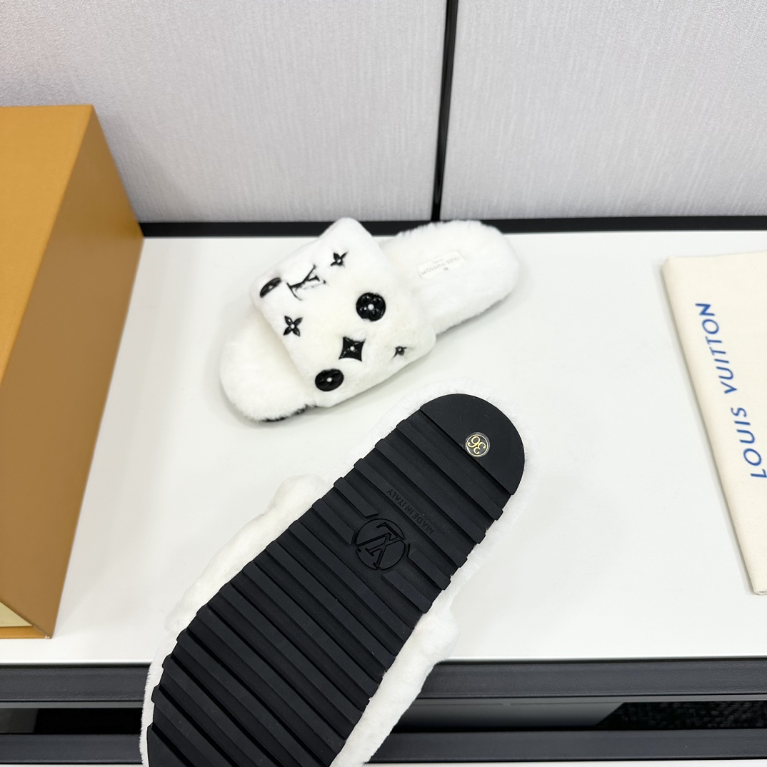 Louis Vuitton Pillow Comfort Slippers in White. - Image 9