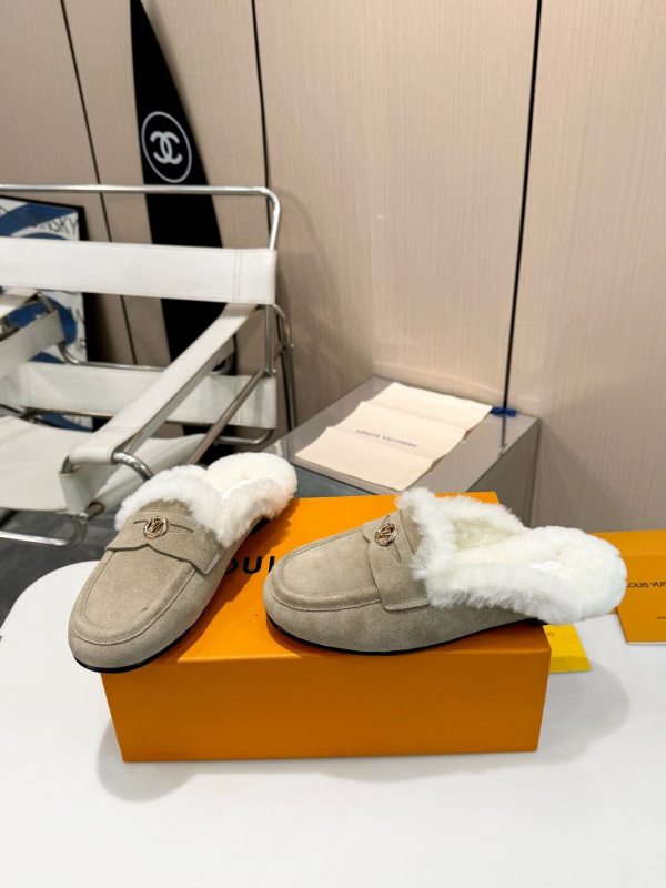 Louis Vuitton Women's Paseo Flat Comfort Sandals in Beige Suede Shearlin