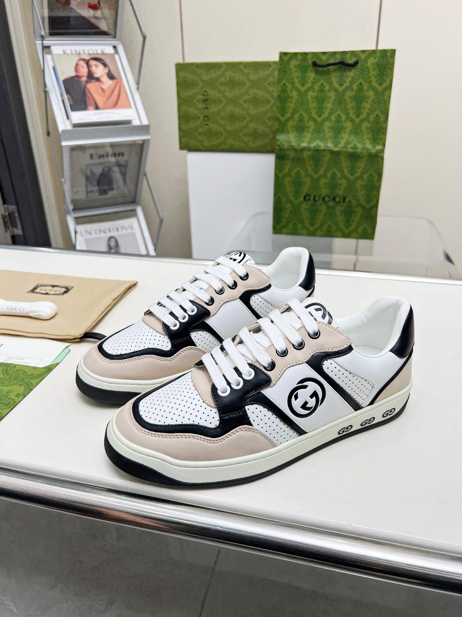 Gucci White Cream and Black Leather Interlocking G Sneaker - Image 9