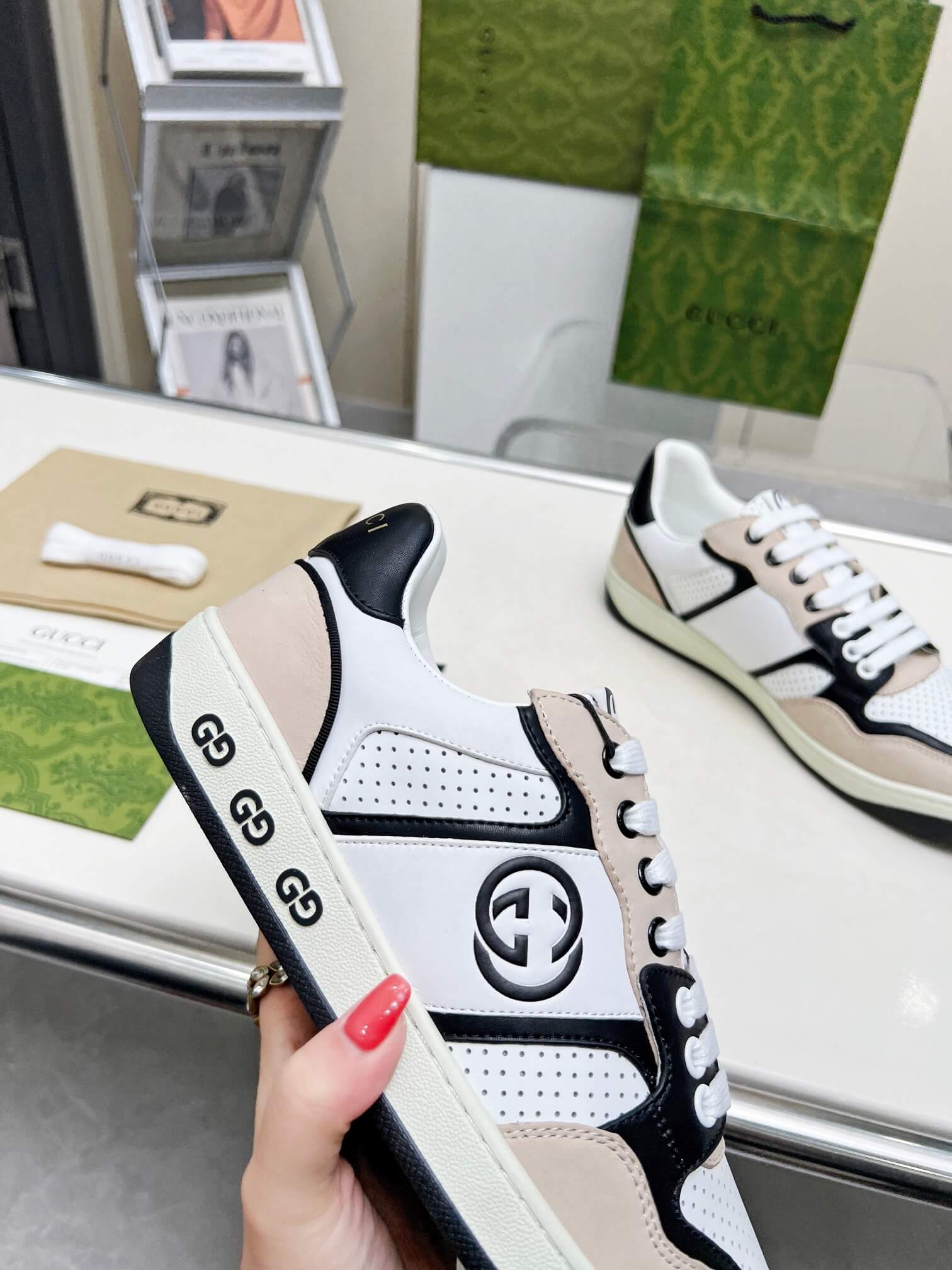 Gucci White Cream and Black Leather Interlocking G Sneaker - Image 7