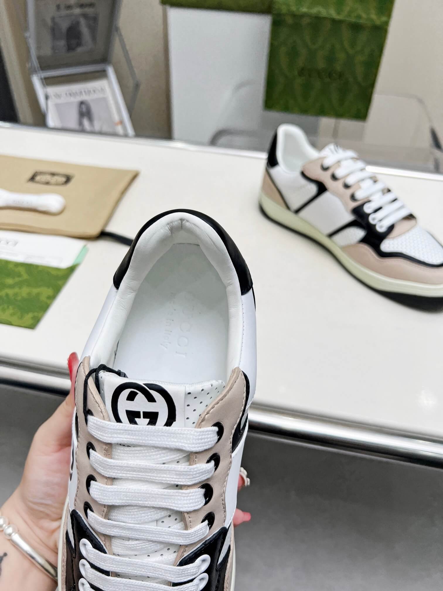 Gucci White Cream and Black Leather Interlocking G Sneaker - Image 6