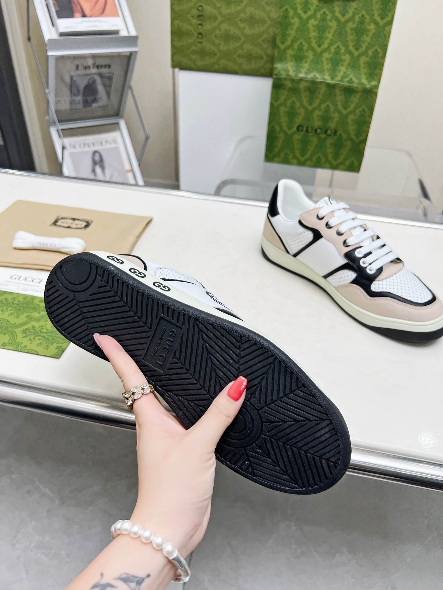 Gucci White Cream and Black Leather Interlocking G Sneaker - Image 5