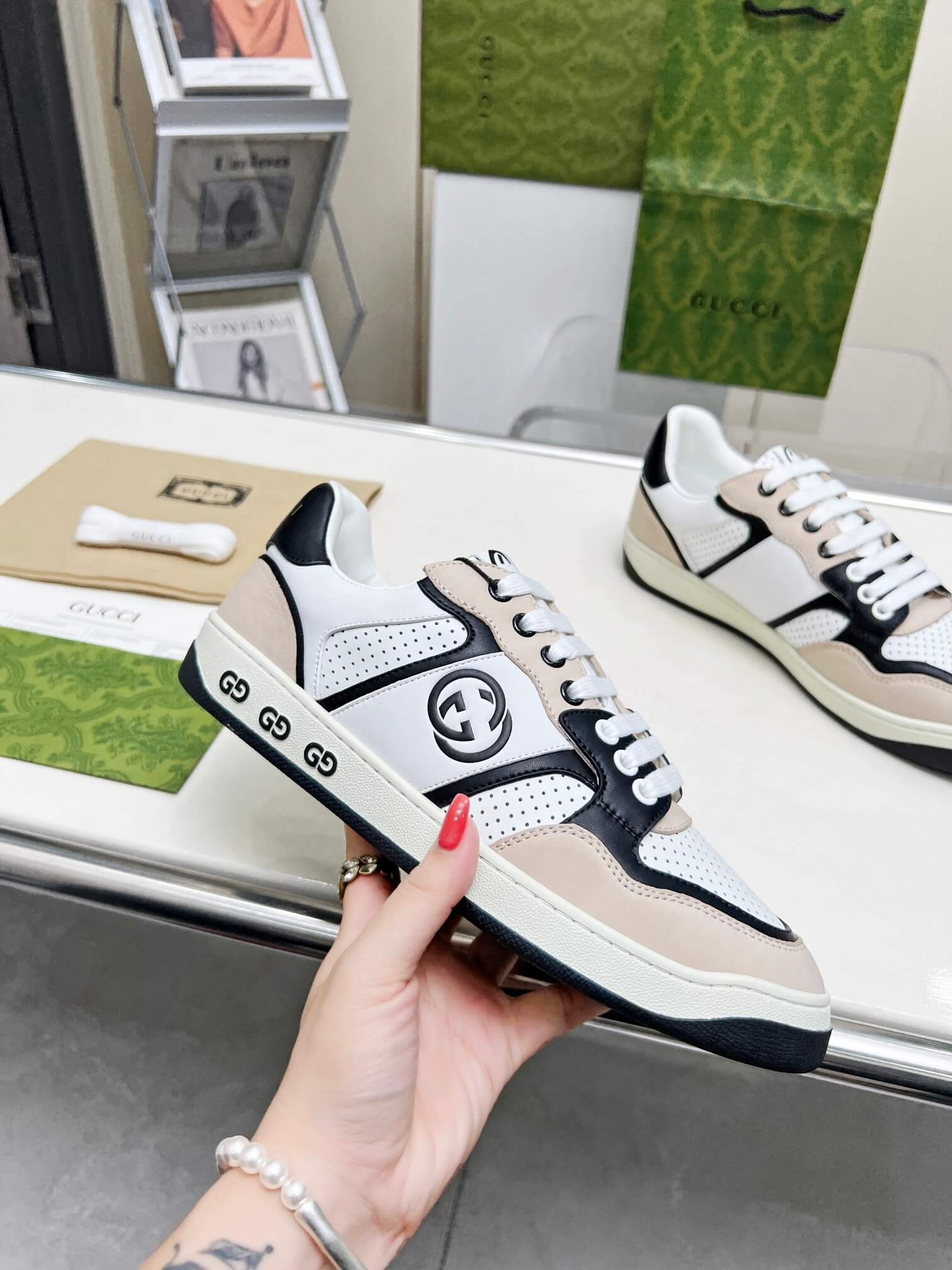 Gucci White Cream and Black Leather Interlocking G Sneaker - Image 4