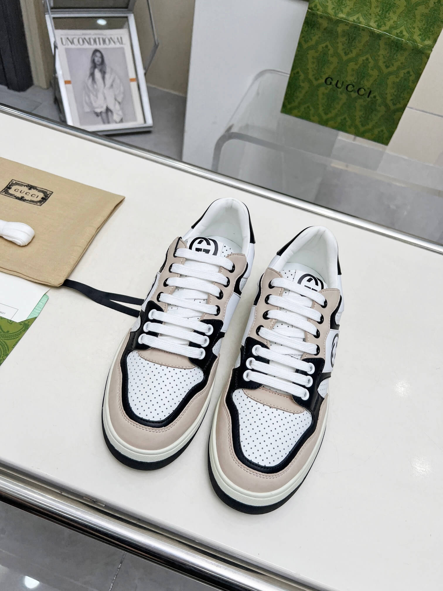 Gucci White Cream and Black Leather Interlocking G Sneaker - Image 10