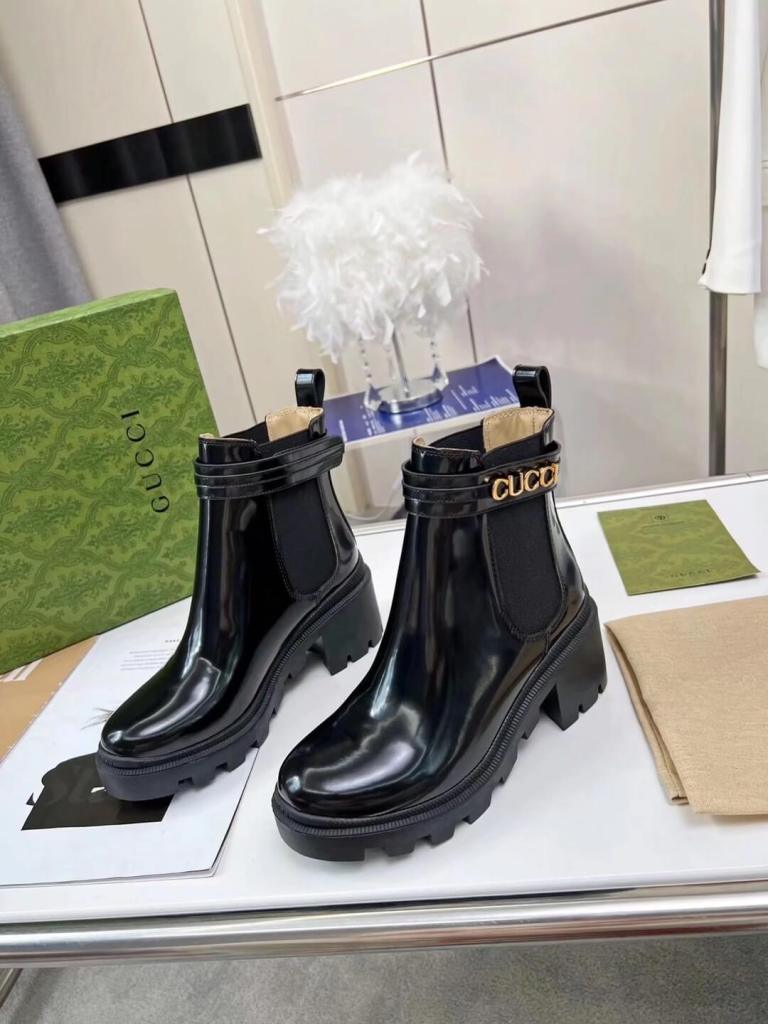 Gucci Women's Gucci Logo Heeled Black Shiny Leather Ankle Boot