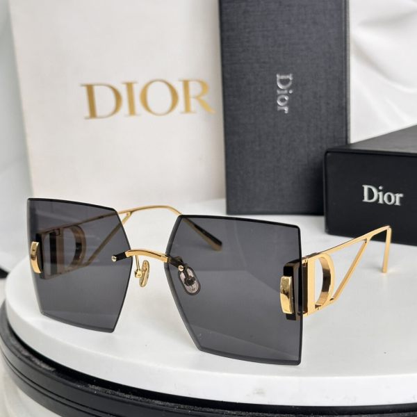 Dior 30Montaigne S7U Square Sunglasses.