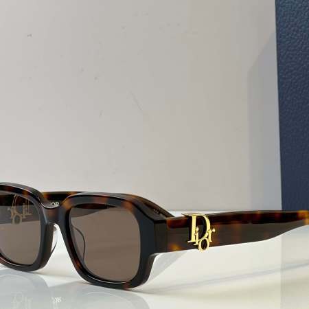 Dior Signature B1U Square Sunglasses – Elevate Your Look with Statement Elegance