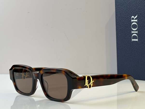Dior Signature B1U Square Sunglasses – Elevate Your Look with Statement Elegance