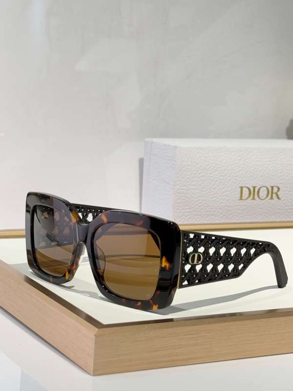Dior VeryDior S1I Square Sunglasses – A Bold Fusion of Elegance and Modernity