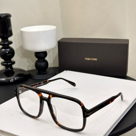 Tom Ford Falconer-02 FT0884 – A Fusion of Classic and Modern Elegance