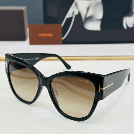 Tom Ford Anoushka Women's tf371 Sunglasses – A Bold Fusion of Luxury & Elegance