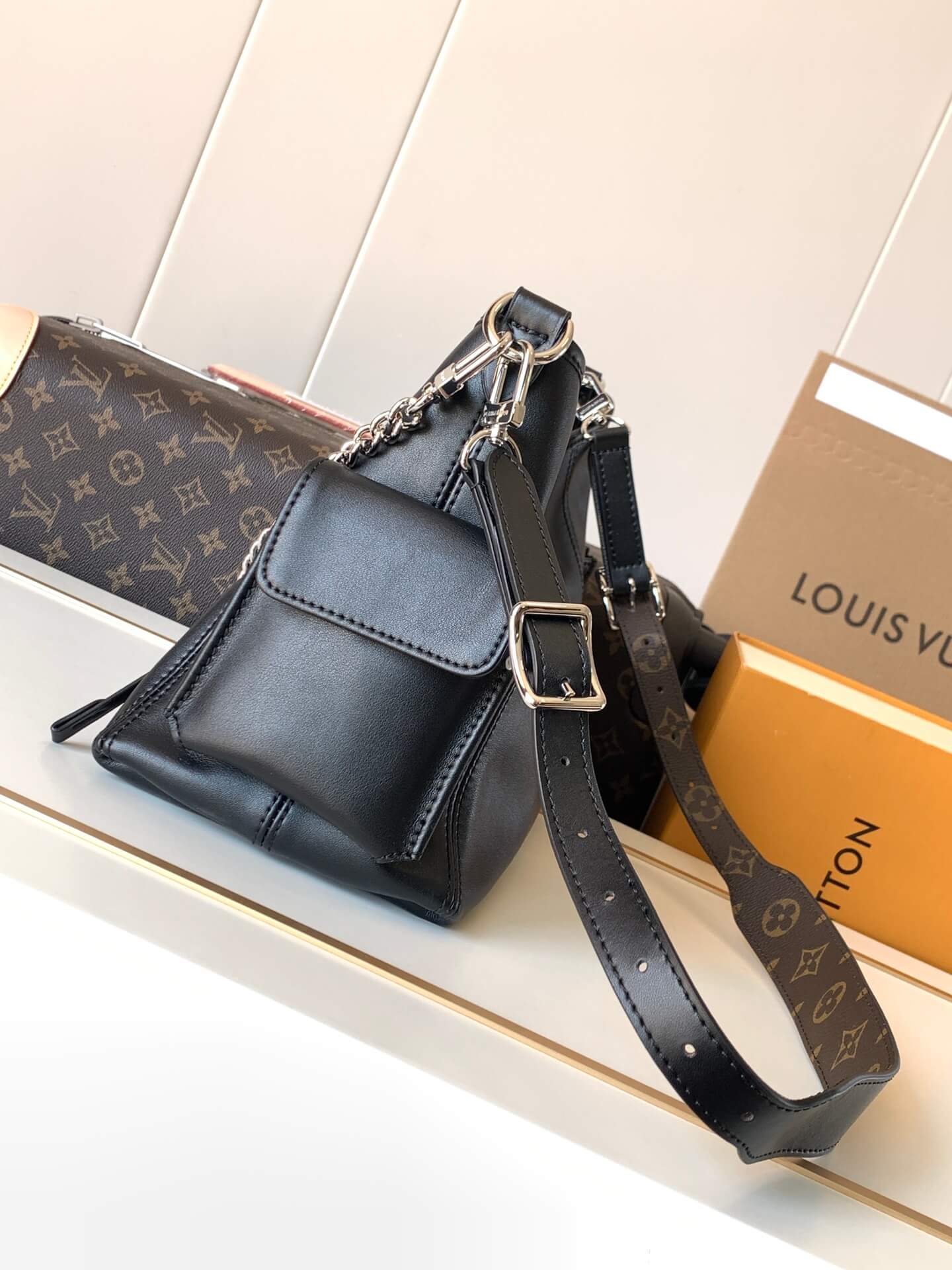 Louis Vuitton Black Leather CarryAll Cargo Vibe MM Handbag - Image 2