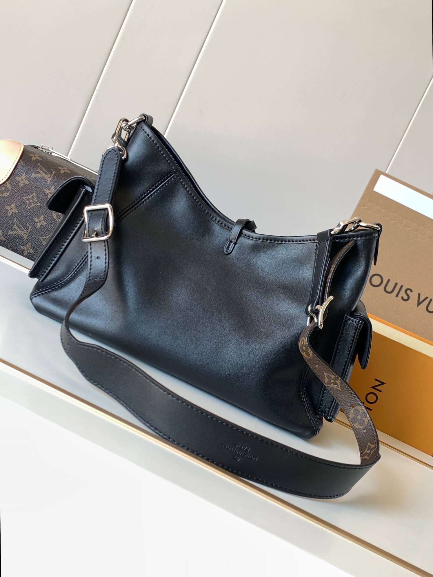Louis Vuitton Black Leather CarryAll Cargo Vibe MM Handbag - Image 3