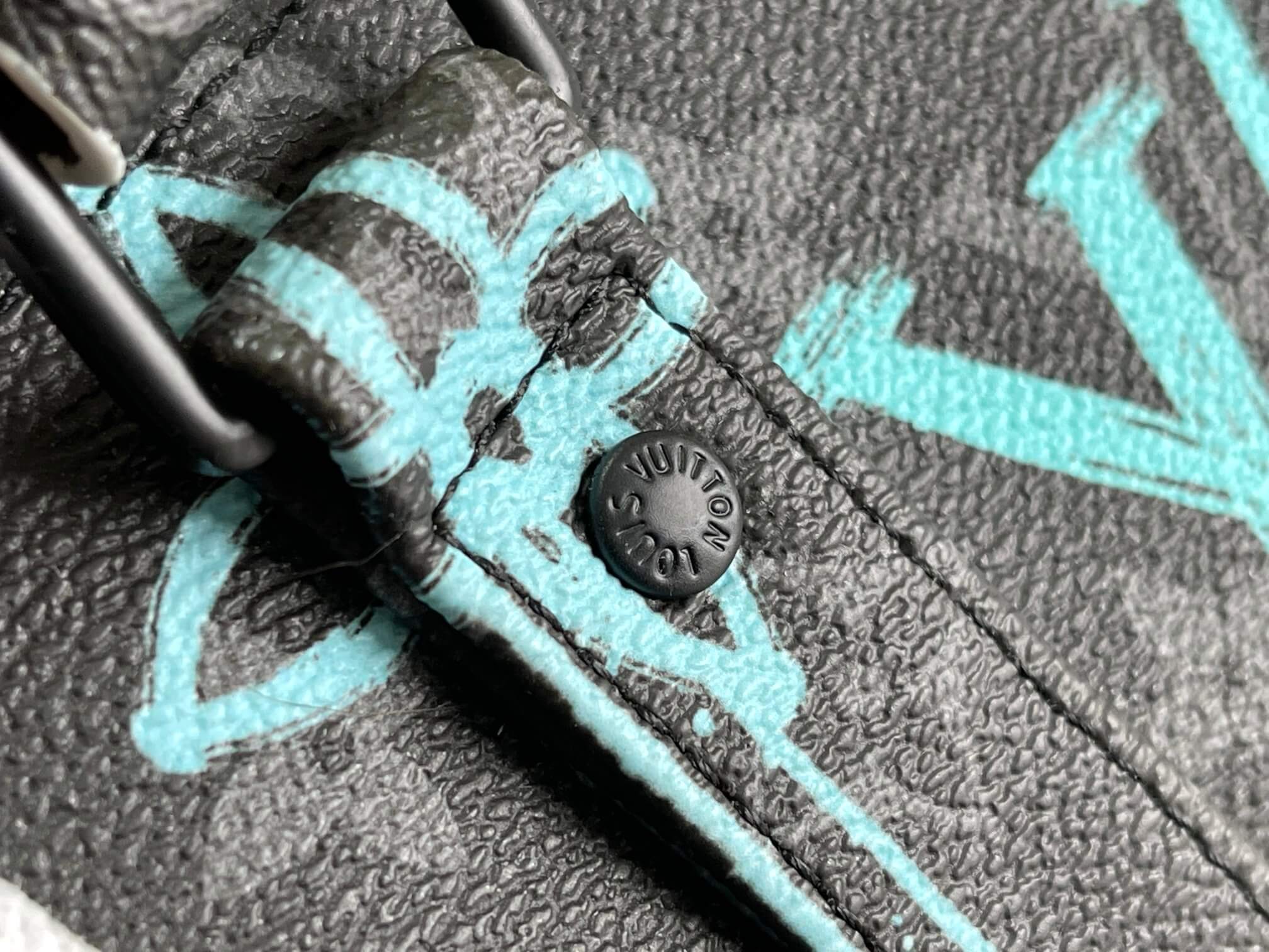 Louis Vuitton Grafitti Coated Monogram Eclipse Canvas Keepall Bandoulière 25 Bag - Image 5