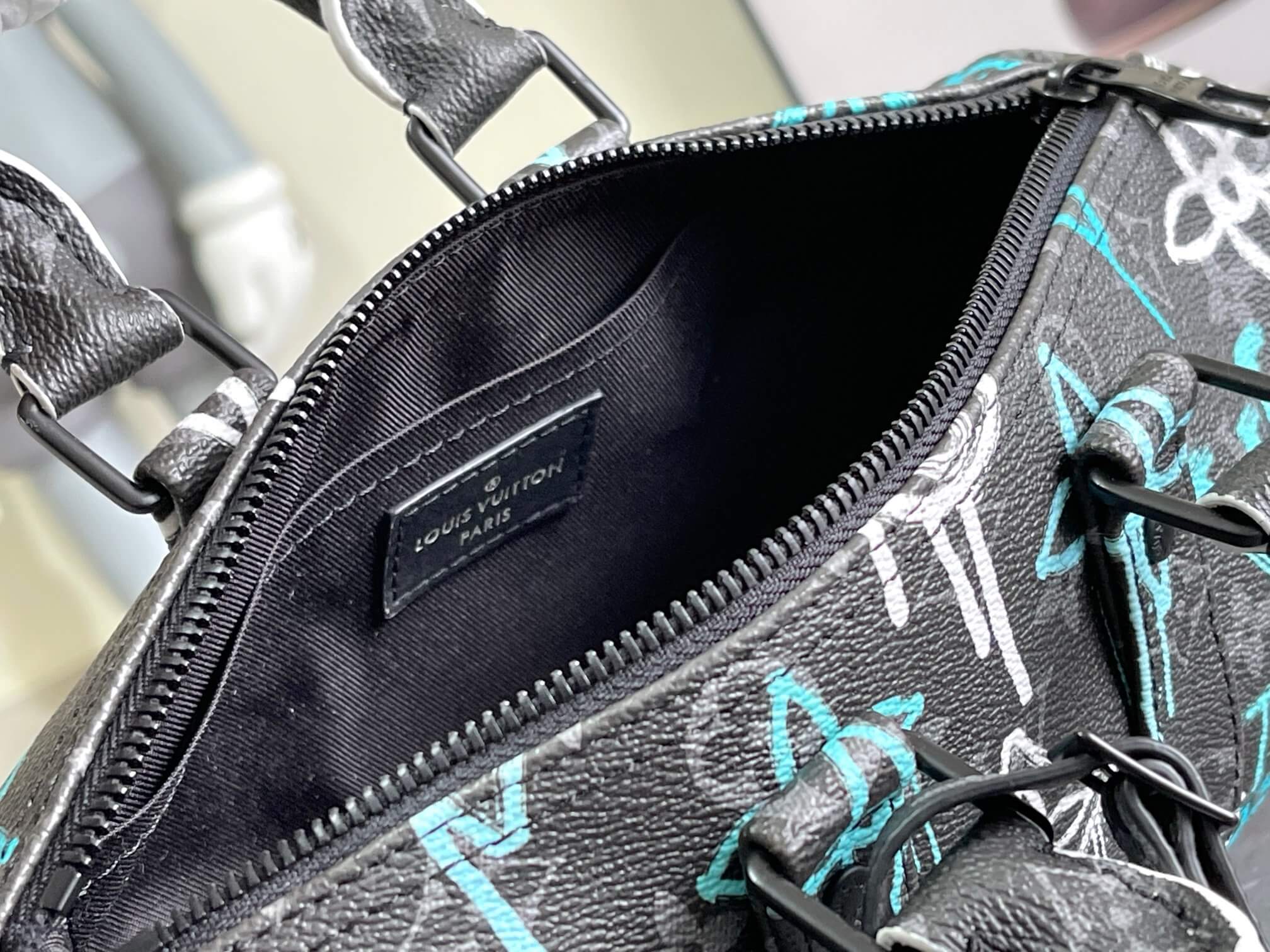 Louis Vuitton Grafitti Coated Monogram Eclipse Canvas Keepall Bandoulière 25 Bag - Image 6