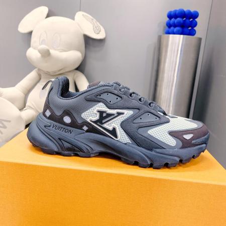 Louis Vuitton LV Runner Tatic Sneaker in Grey/Black