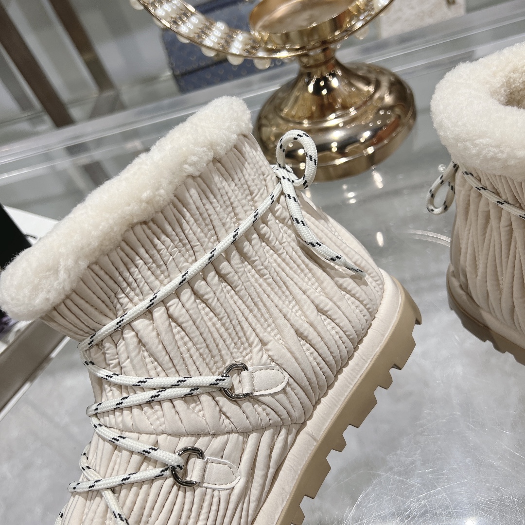 Miu Miu Ivory shearling après-ski boots - Image 7