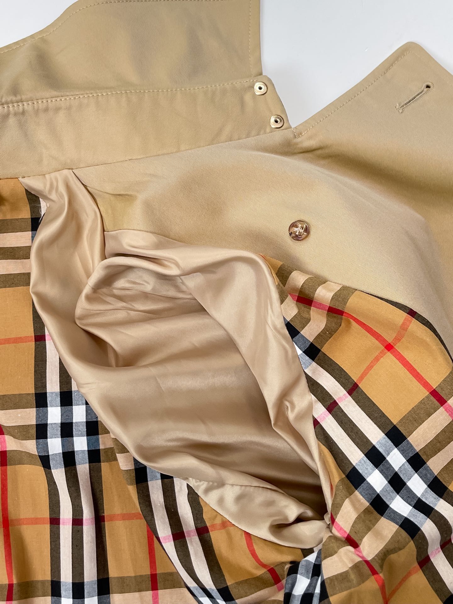 Burberry Beige Women’s Long Double-Breasted Heritage Trench Coat - Image 8