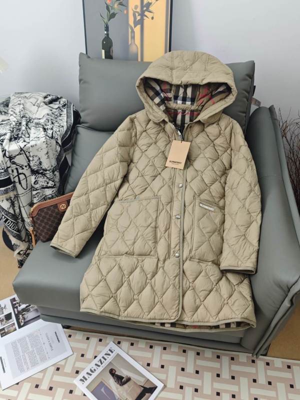 Burberry Roxby Thermoregulated Quilted Coat in Archive Beige
