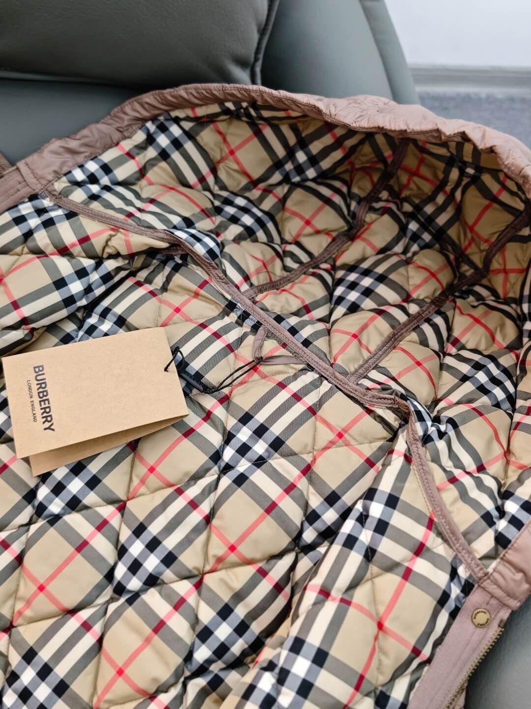 Burberry Quilted Down Jacket with Hood in Ivory - Image 5