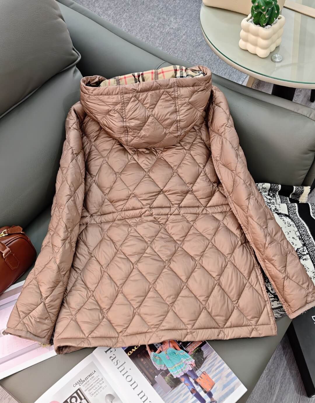 Burberry Quilted Down Jacket with Hood in Ivory - Image 9