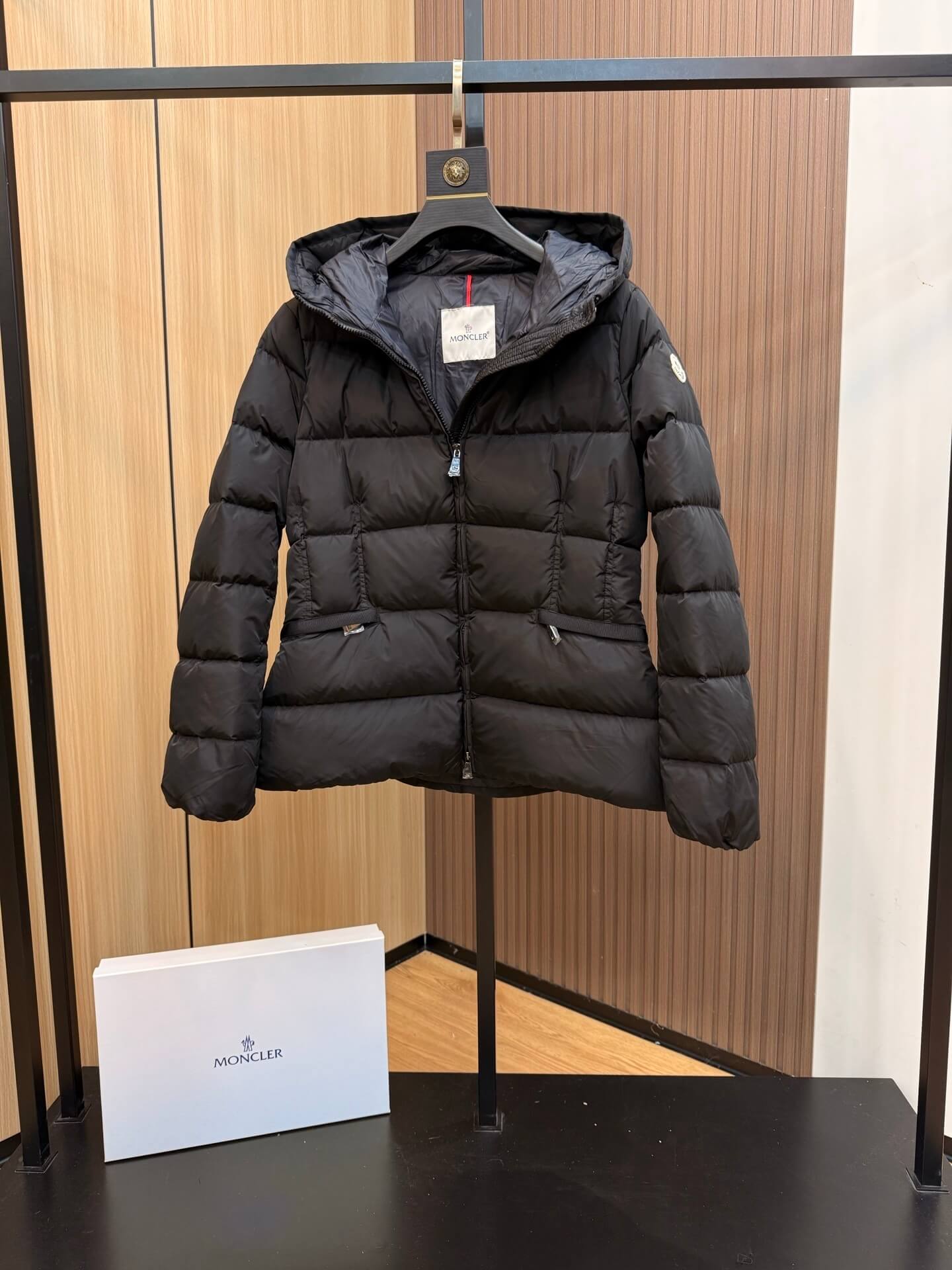 Moncler Avoce Hood Women's waist-hugging down jacket-Black