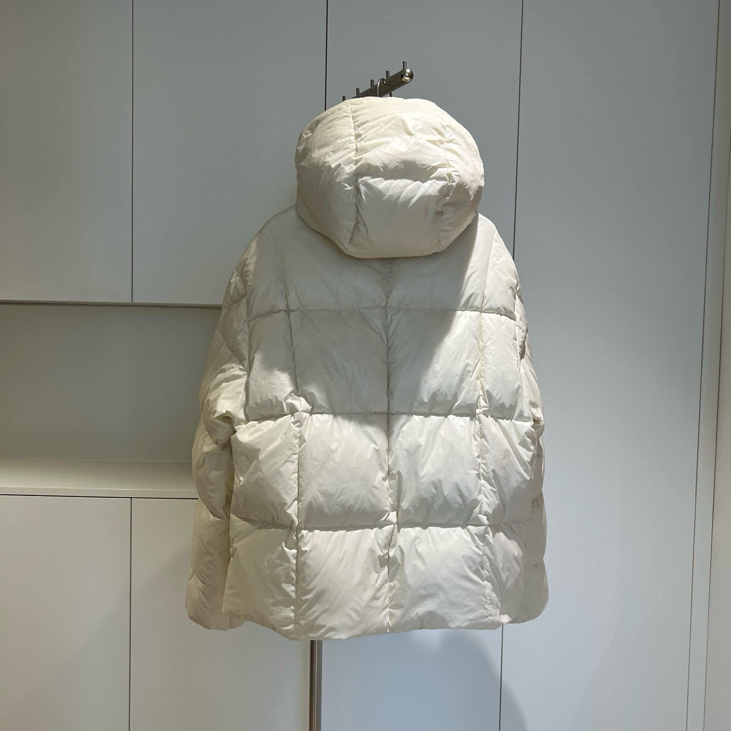 Moncler Serfanto Hooded Short Down Jacket- White Ivory - Image 3