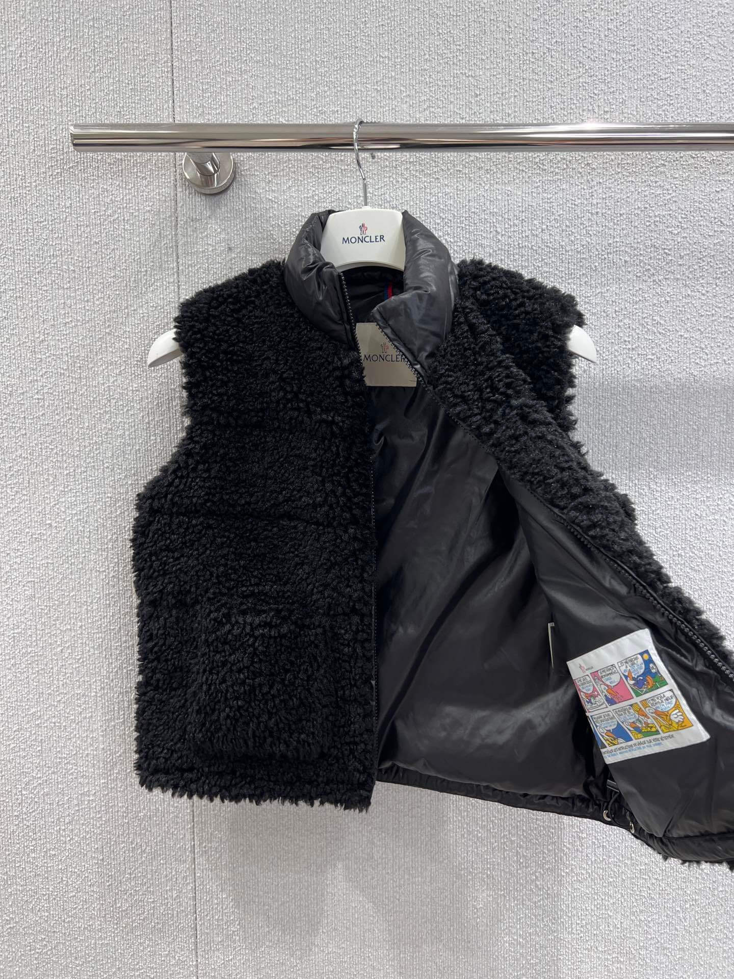 Moncler Women's Teddy fur Vest- Black - Image 4