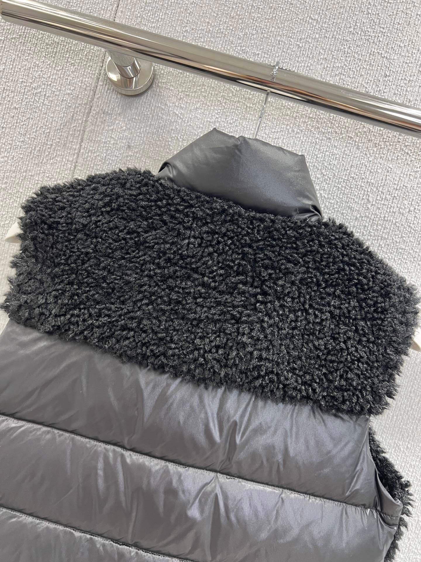 Moncler Women's Teddy fur Vest- Black - Image 7