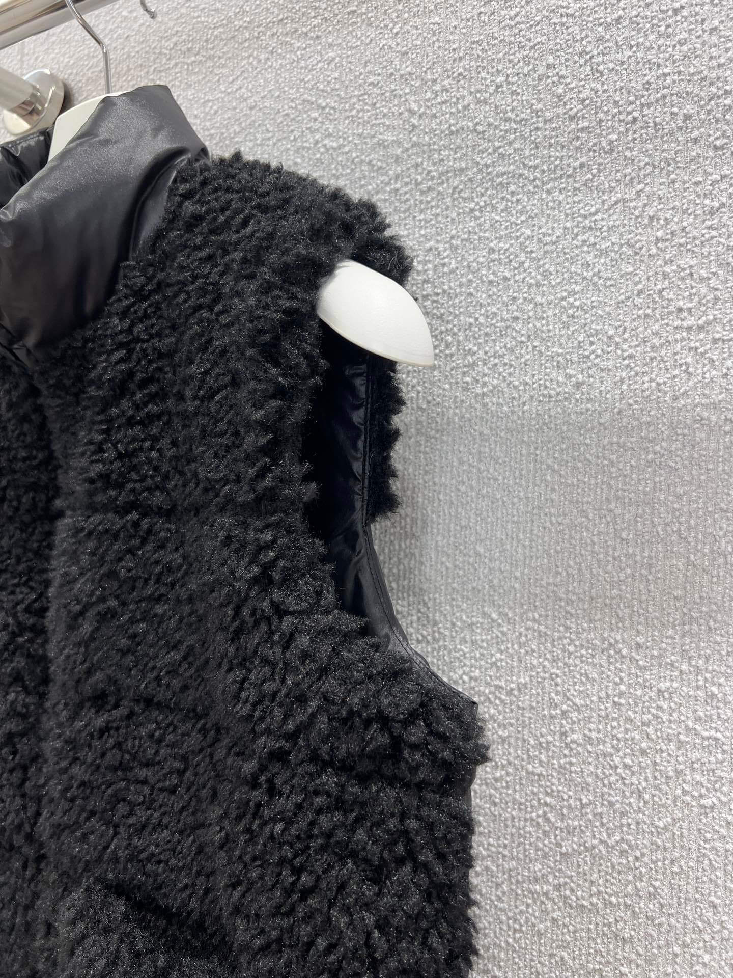 Moncler Women's Teddy fur Vest- Black - Image 10