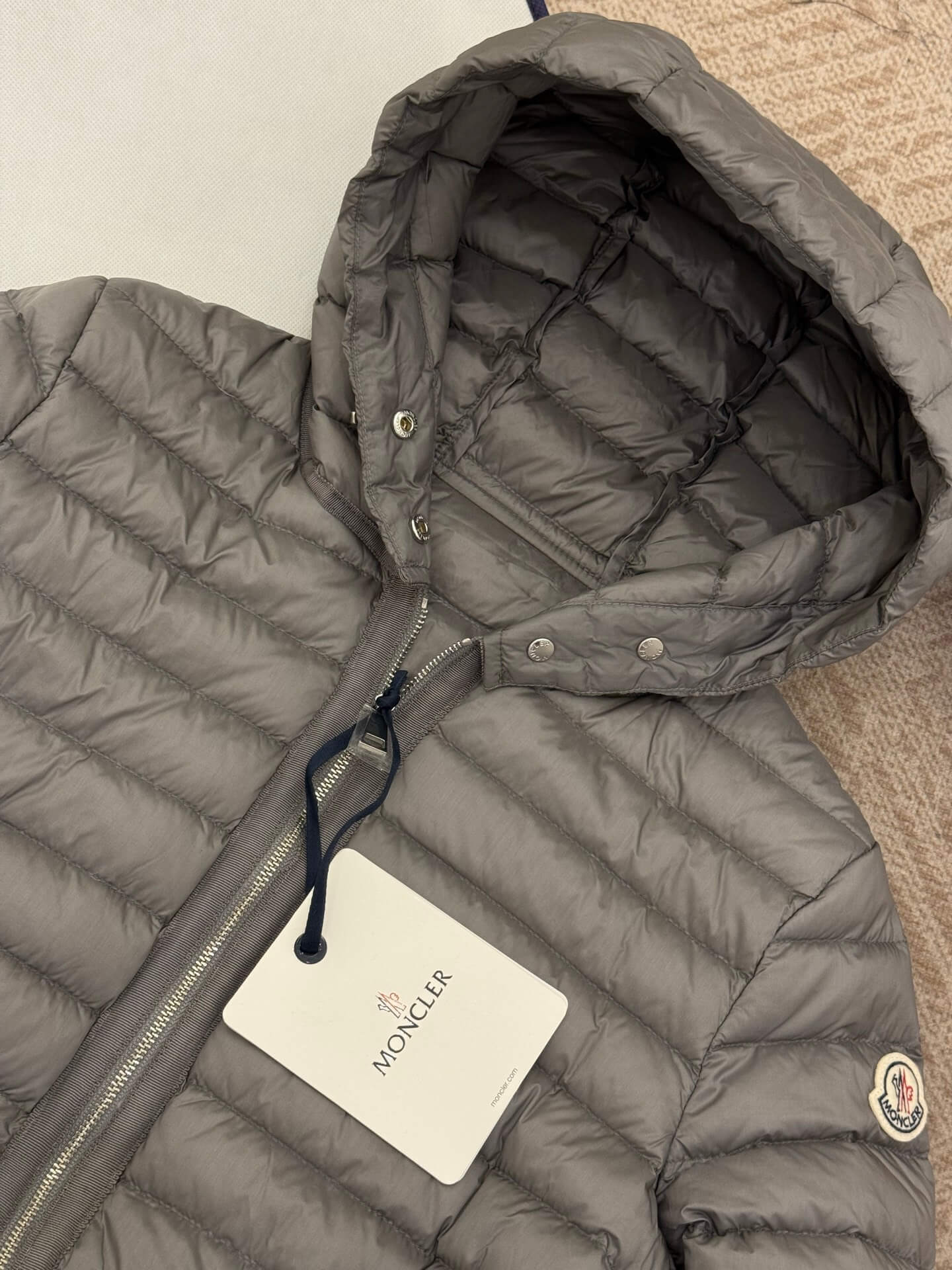 Moncler women's thin hooded down jacket in gray - Image 4