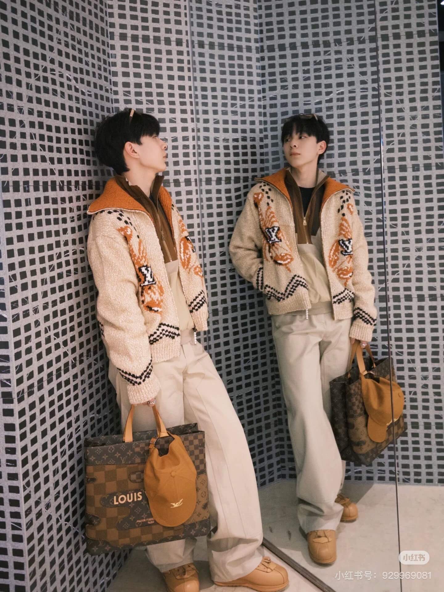 Louis Vuitton–Style Zippered Knitted Blouson with Embroidered Lobster Motifs – Beige - Image 9