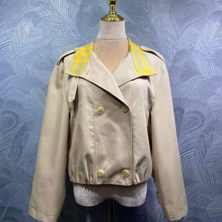 Burberry–Style Cropped Double-Breasted Jacket with Buckle Collar – Beige