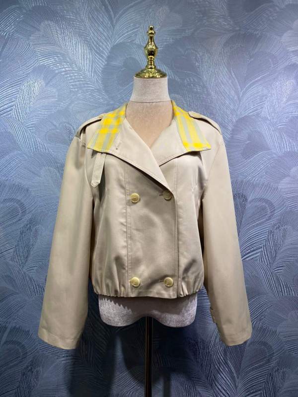 Burberry–Style Cropped Double-Breasted Jacket with Buckle Collar – Beige