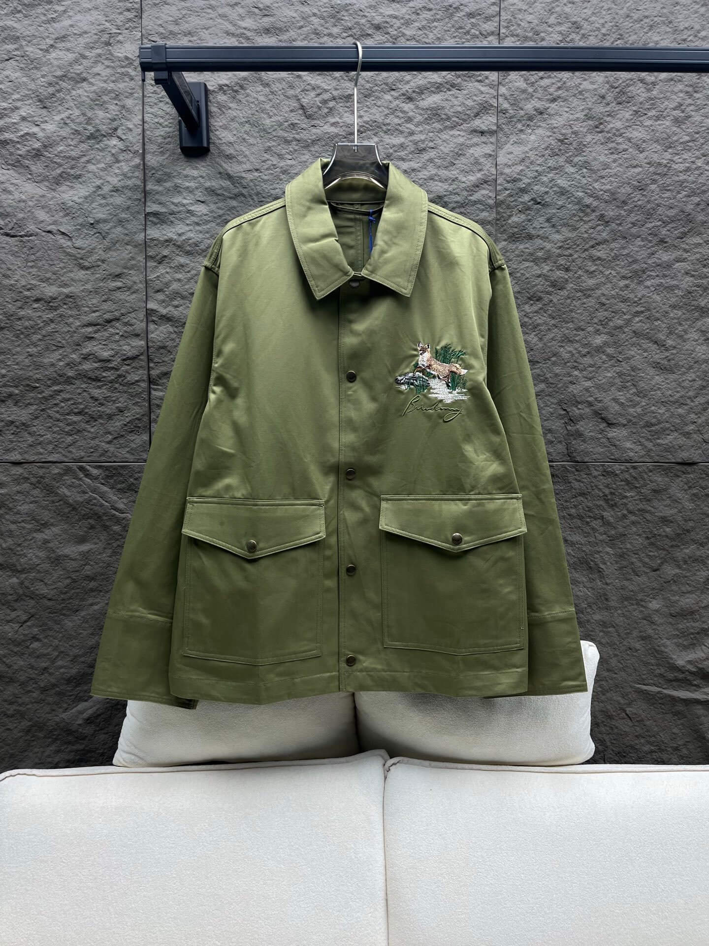 Burberry–Style Green Field Jacket with Deer & Landscape Embroidery – Green