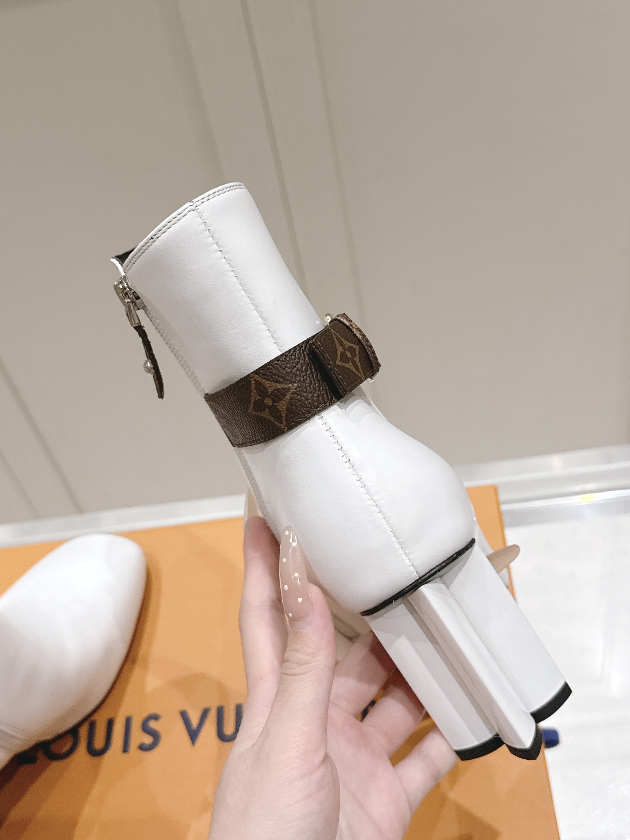 Louis Vuitton White Leather Monogram Buckle Ankle Heels - Image 3
