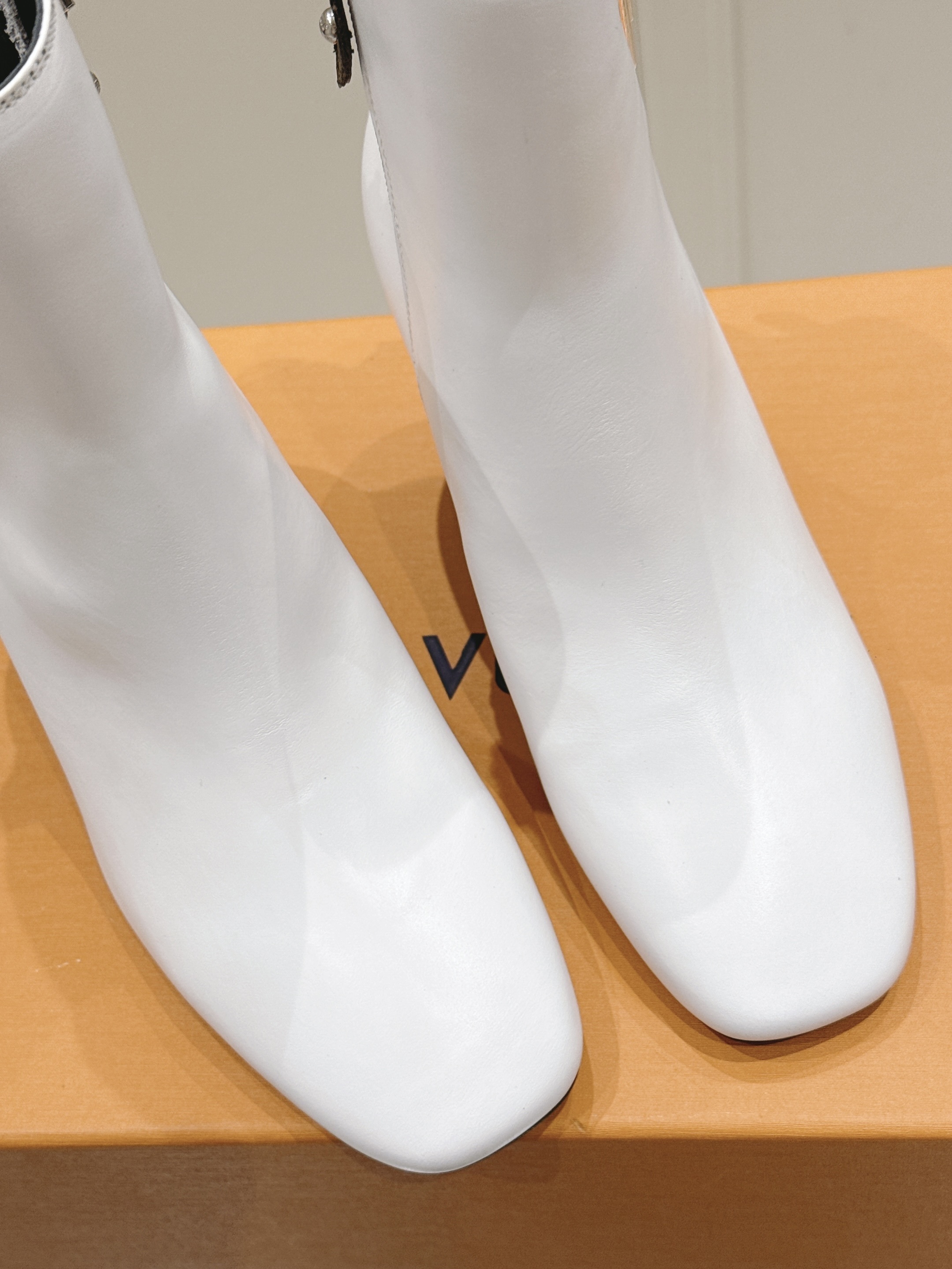 Louis Vuitton White Leather Monogram Buckle Ankle Heels - Image 5